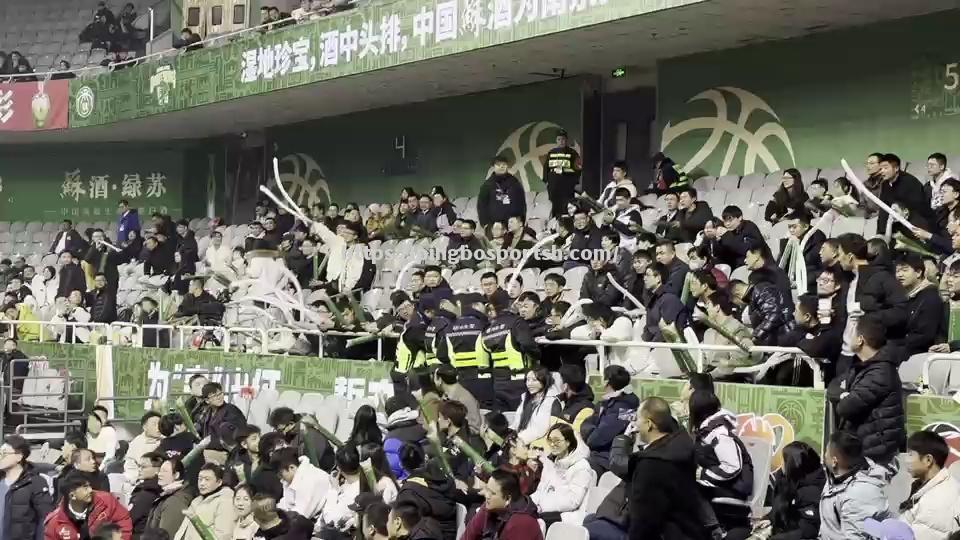精彩瞬间连连，CBA球迷尽情欢呼呐喊